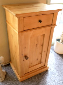 antikes Nachttischli - Mbel um 1870, mit Schublade, 1 - trig und Tablar, restauriert. Tanne massiv vergrssern